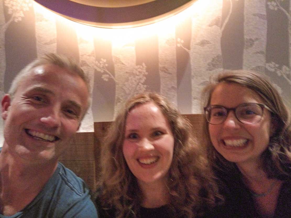 3-aurora-van Jozef, Marit and Meline smiling after a vegan burger (delicious!) in a restaurant in Nuremberg